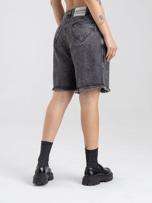 Bermuda en denim negra con bolsillos de corazón